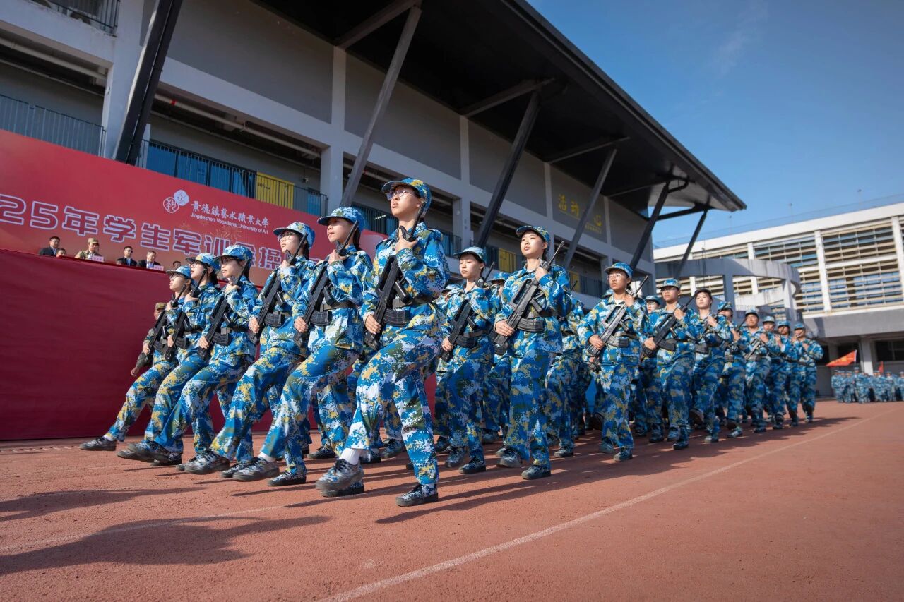 列队完毕，请检阅！